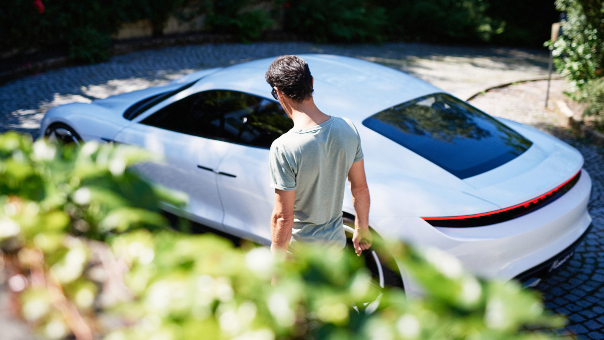 Watch Ex Formula 1 Driver Mark Webber Test Drive The Porsche Mission E