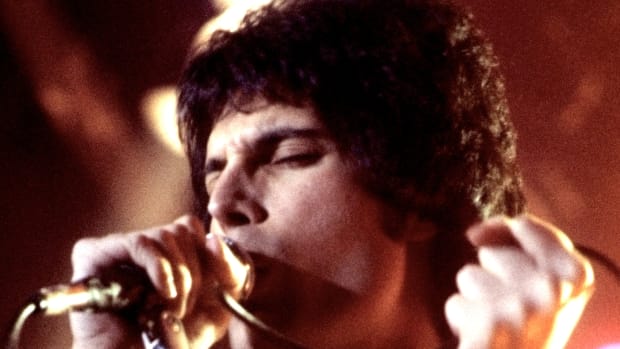 Freddie_Mercury_performing_in_New_Haven,_CT,_November_1977_cropped.jpg