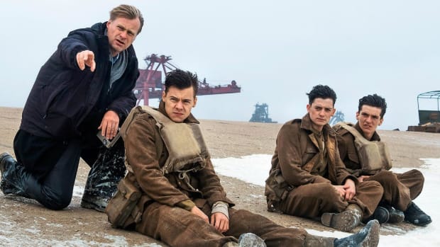 Christopher-Nolan-and-Harry-Styles-on-Dunkirk-set