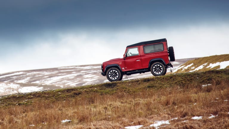 Stunning Footage of the Land Rover Defender V8 Edition On and Off Road
