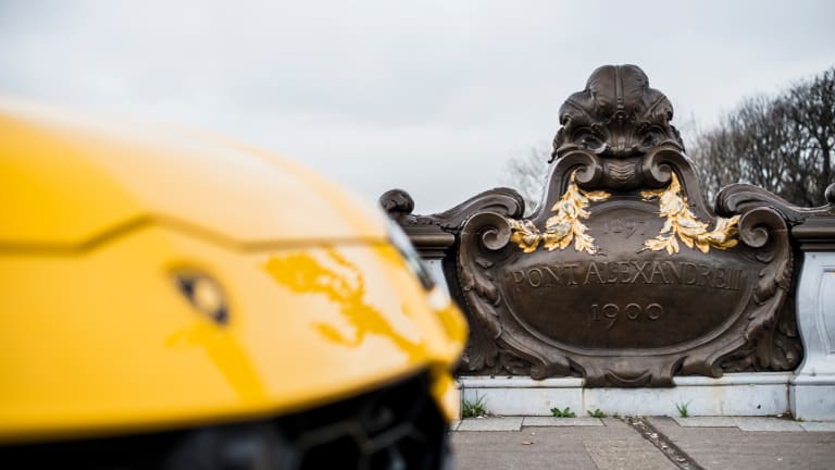 20 Sizzling Photos of the Lamborghini Urus in Paris