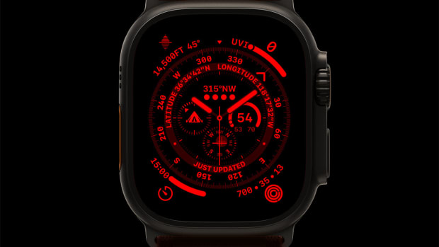 Apple-Watch-Ultra-Orange-Alpine-Loop-Wayfinder-face-Night-Mode-220907_inline.jpg.large_2x