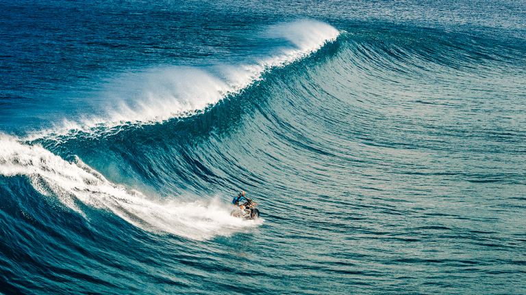 15 Incredible Photos Of A Dude Riding A Dirt Bike On Water