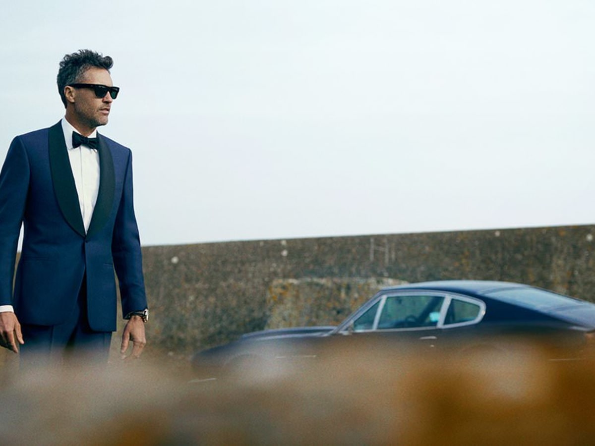 dress like a spy