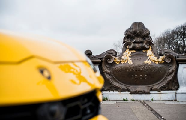20 Sizzling Photos of the Lamborghini Urus in Paris