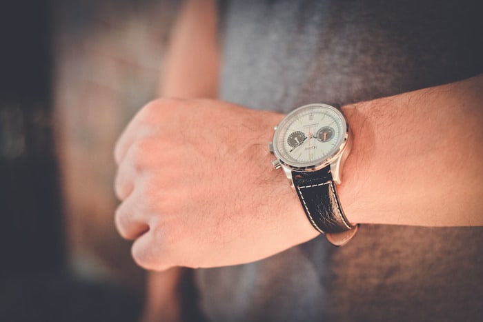 This $249 60's Inspired Racing Watch Is Blowing Up Kickstarter - Airows