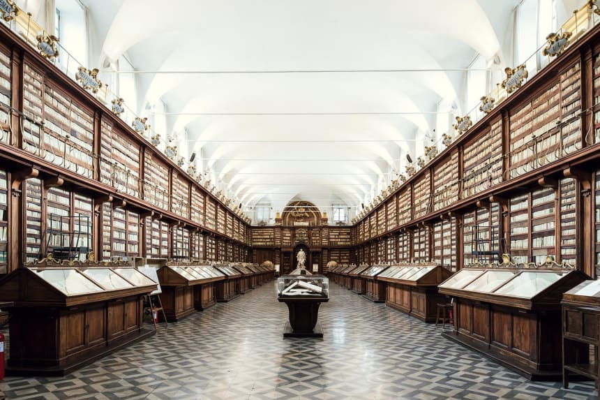 25 Captivating Photos of Empty European Libraries - Airows