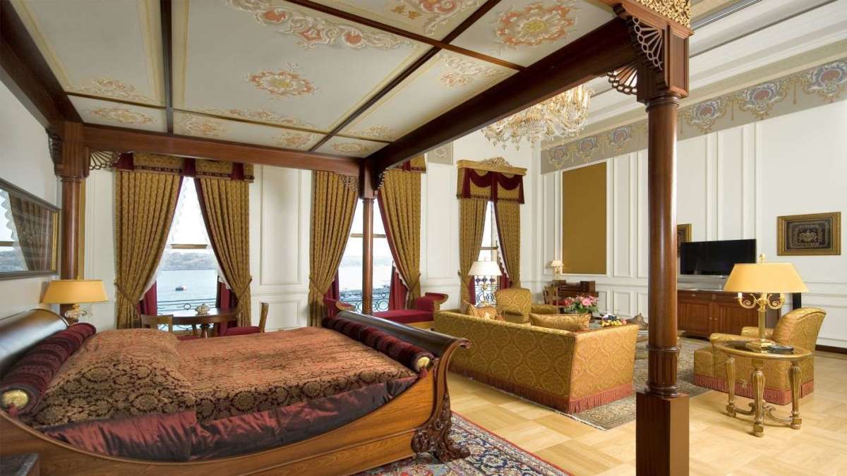 SetHeight800-Sultan-Suite-Master-Bedroom