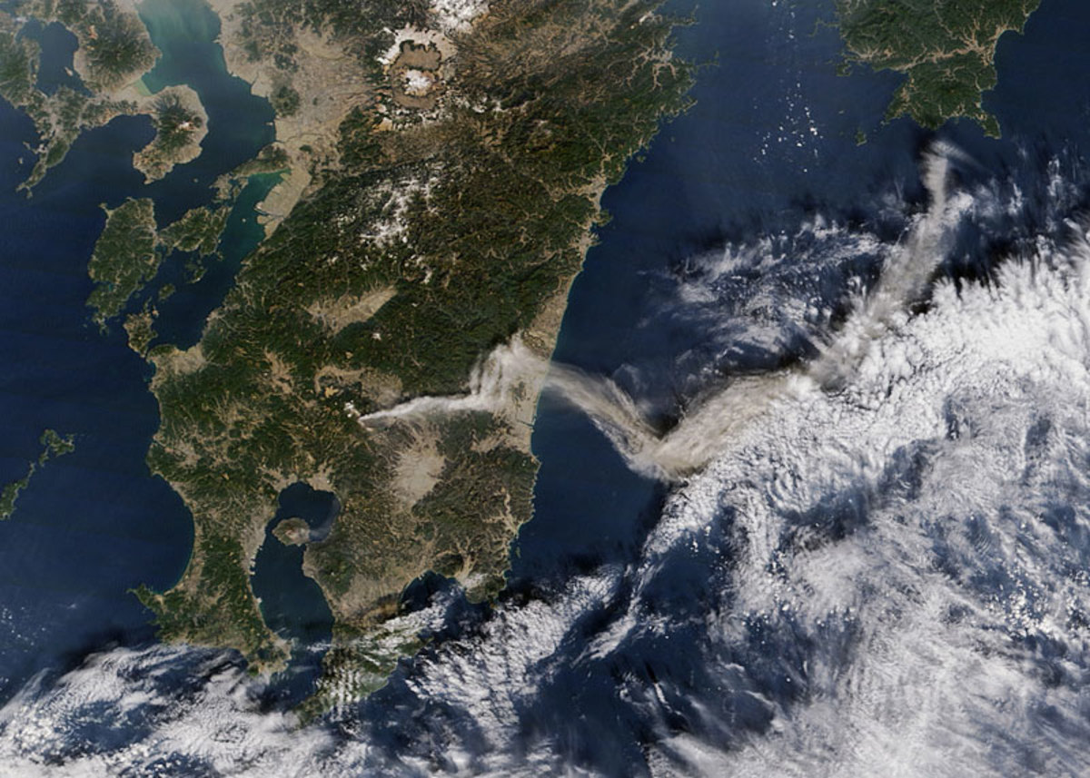 shinmoe-dake-volcano-erupts-on-kyushu-from-space-aerial-nasa