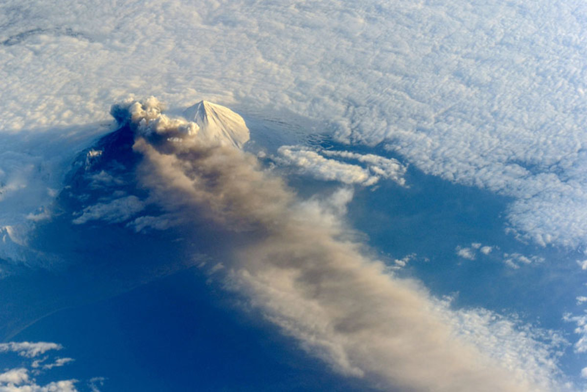 alaska-pavlof-volcano-from-space-aerial-nasa
