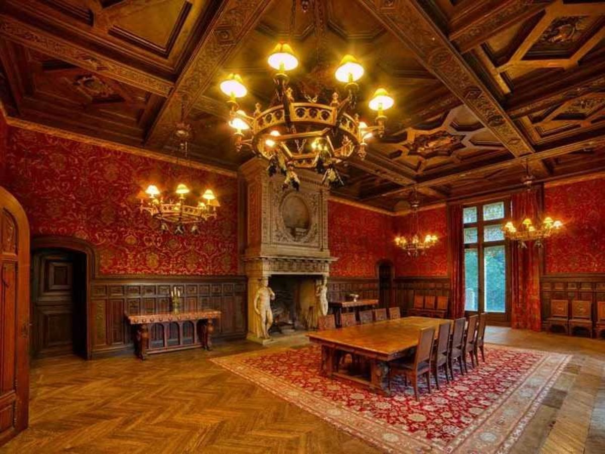 nothing-added-to-the-home-over-the-centuries-looks-out-of-place-or-anachronistic-at-the-same-time-the-home-is-appropriately-luxurious-with-beautiful-chandeliers-and-exquisite-wooden-detailing
