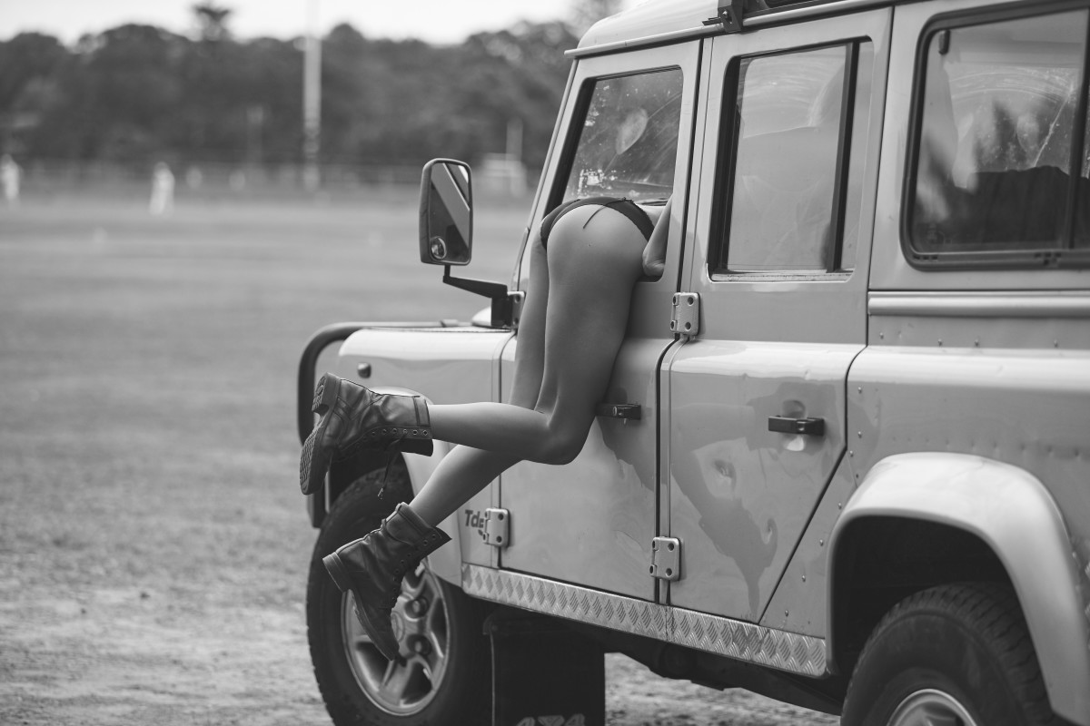 Nothing Sexier Than A Gorgeous Girl In A Land Rover Defender - Airows