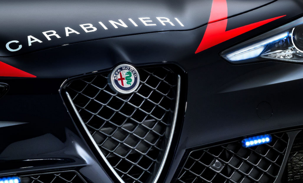 Alfa Romeo Decked Out the Italian Police Force With a 505hp Cop Car ...