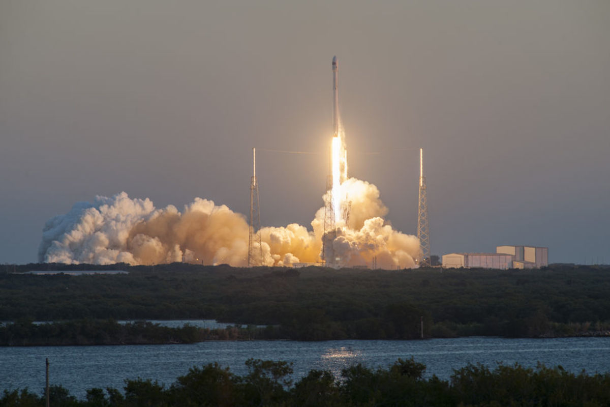 10 Fascinating Facts About SpaceX - Airows