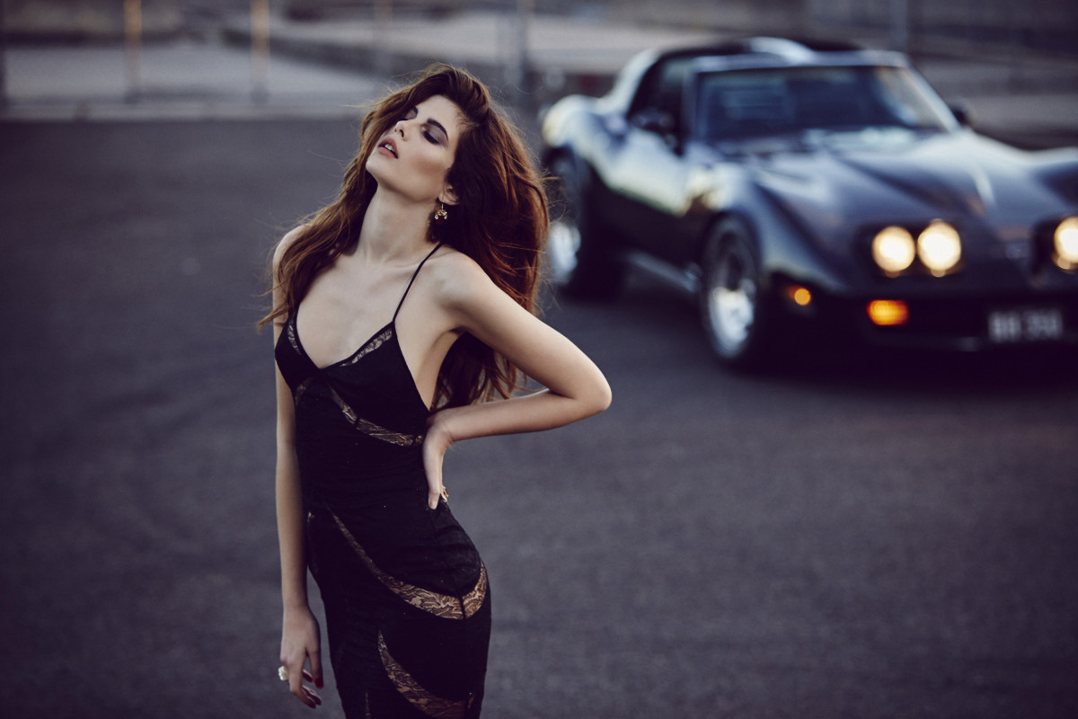 13 Gorgeous Photos Of A French Babe With A Vintage Corvette - Airows