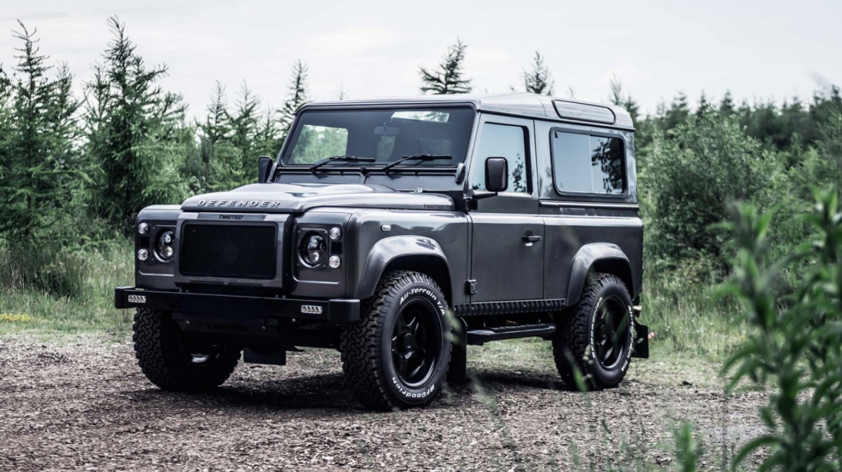 Vriend Oneerlijk Idioot A Custom Land Rover Defender That's Practical, Affordable, and Not Too Good  to Be True - Airows