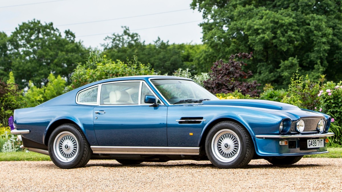 Here's Why Collectors Are Going All-In on Bright Blue Classic Cars - Airows