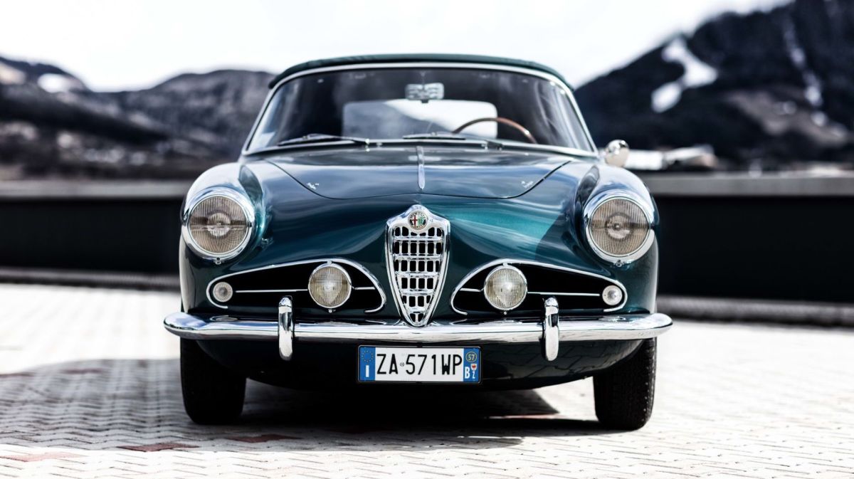 The Ultimate Alfa Romeo Book - Airows