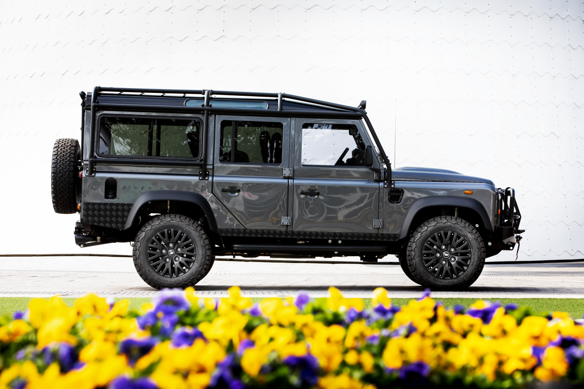 Car Porn: Custom 1987 Land Rover Defender 110 - Airows